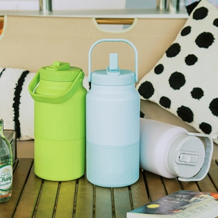 إبريق ماء من الفولاذ المقاوم للصدأ 64 أونصة بغطاء من القش 01411A